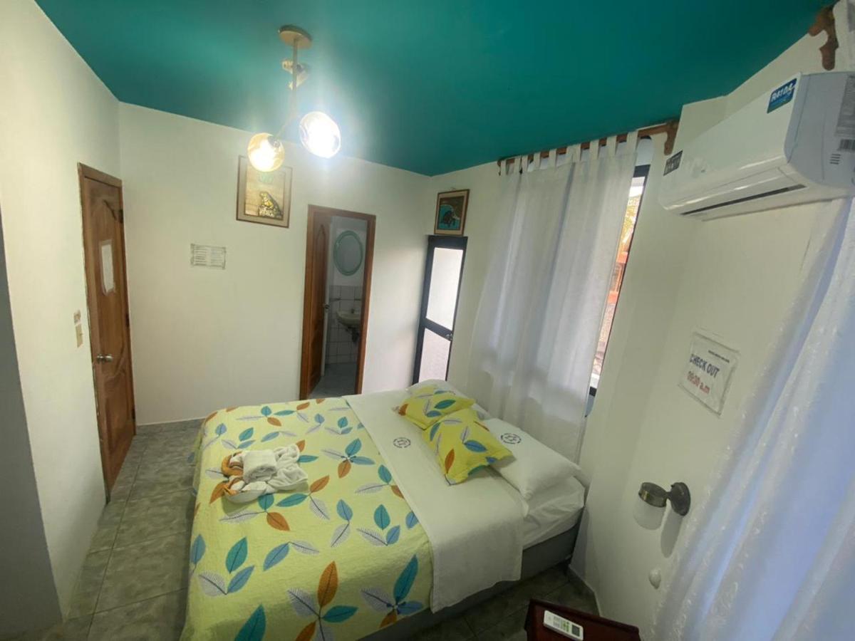 Hostal Brisas Del Mar Puerto Villamil Exterior foto